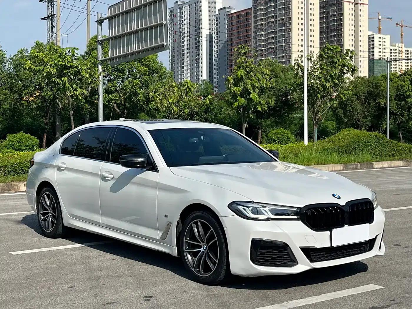 2022 BMW 5 Series 525Li M Sport Package — миниатюра 3