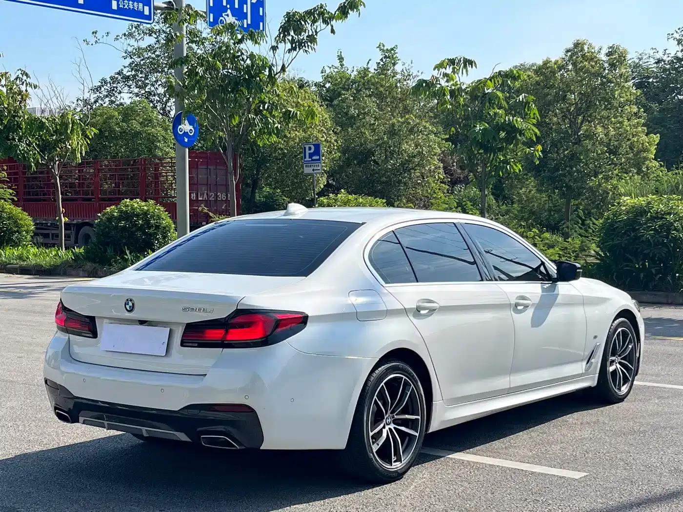 2022 BMW 5 Series 525Li M Sport Package — миниатюра 4