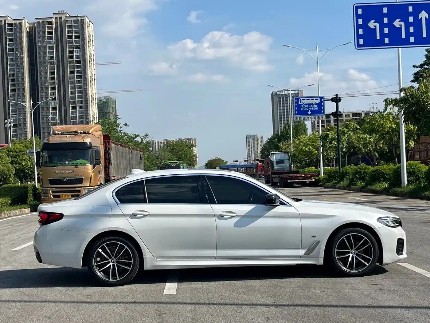 2022 BMW 5 Series 525Li M Sport Package — миниатюра 7