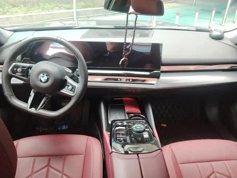 2025 BMW 5 Series 525Li M Sport Package — миниатюра 12