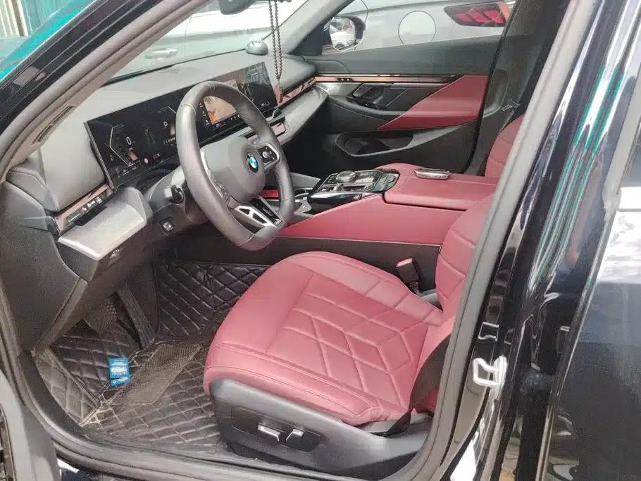 2025 BMW 5 Series 525Li M Sport Package — миниатюра 9