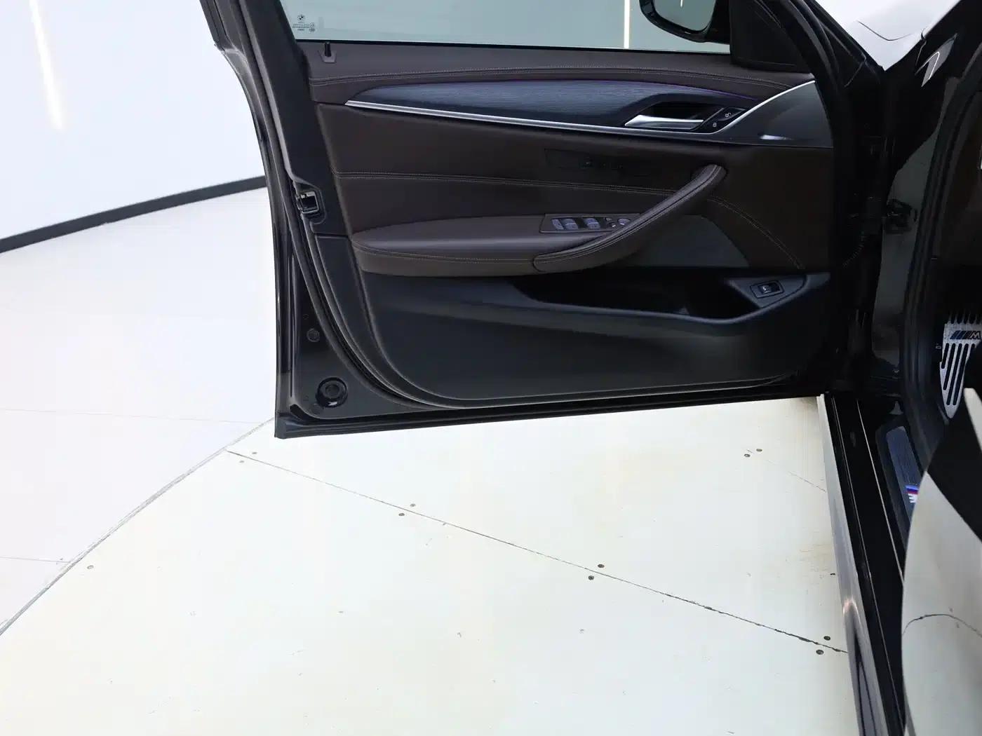 BMW 5 Series 2022 Facelift II 530Li Leading Model M Sport Package — миниатюра 19