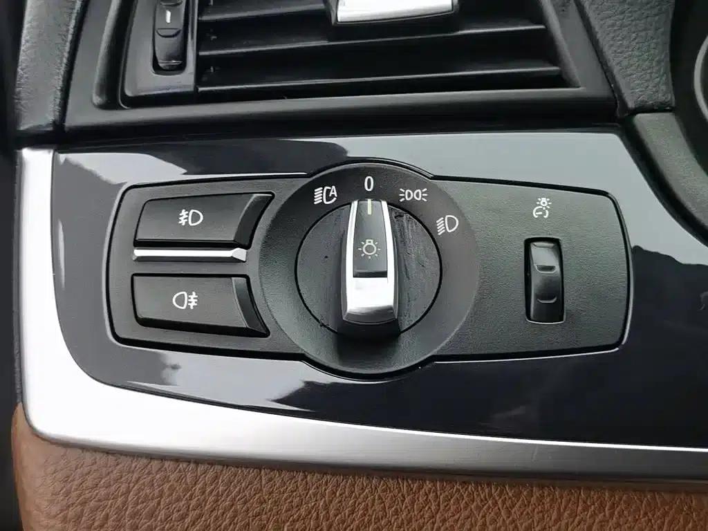 2014 BMW 5 Series 520Li Elegant Edition — миниатюра 21