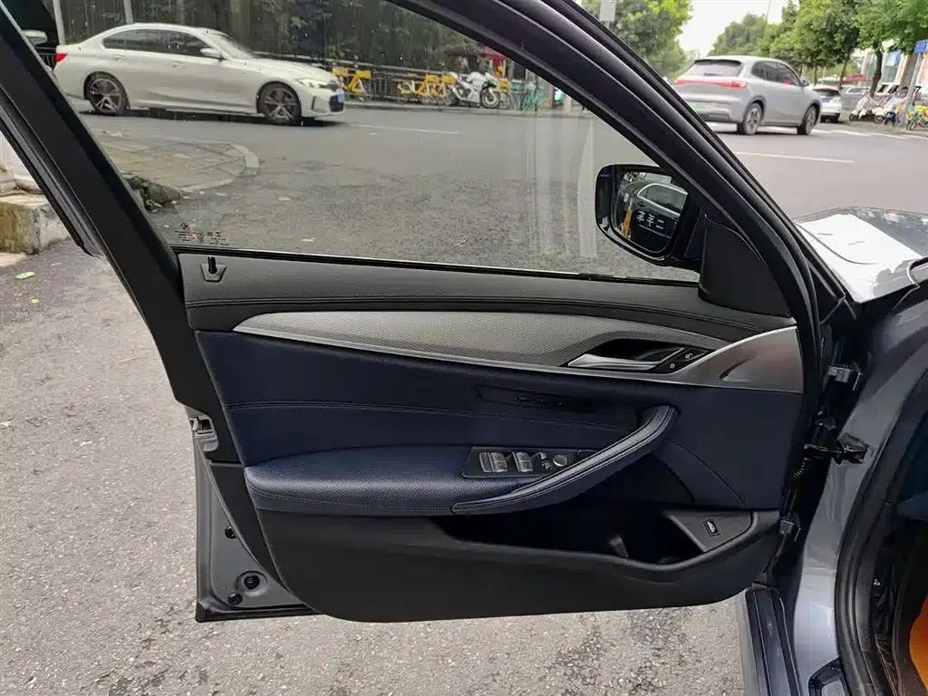 2020 BMW 5 Series Imported Model 525i M Sport Package — миниатюра 6