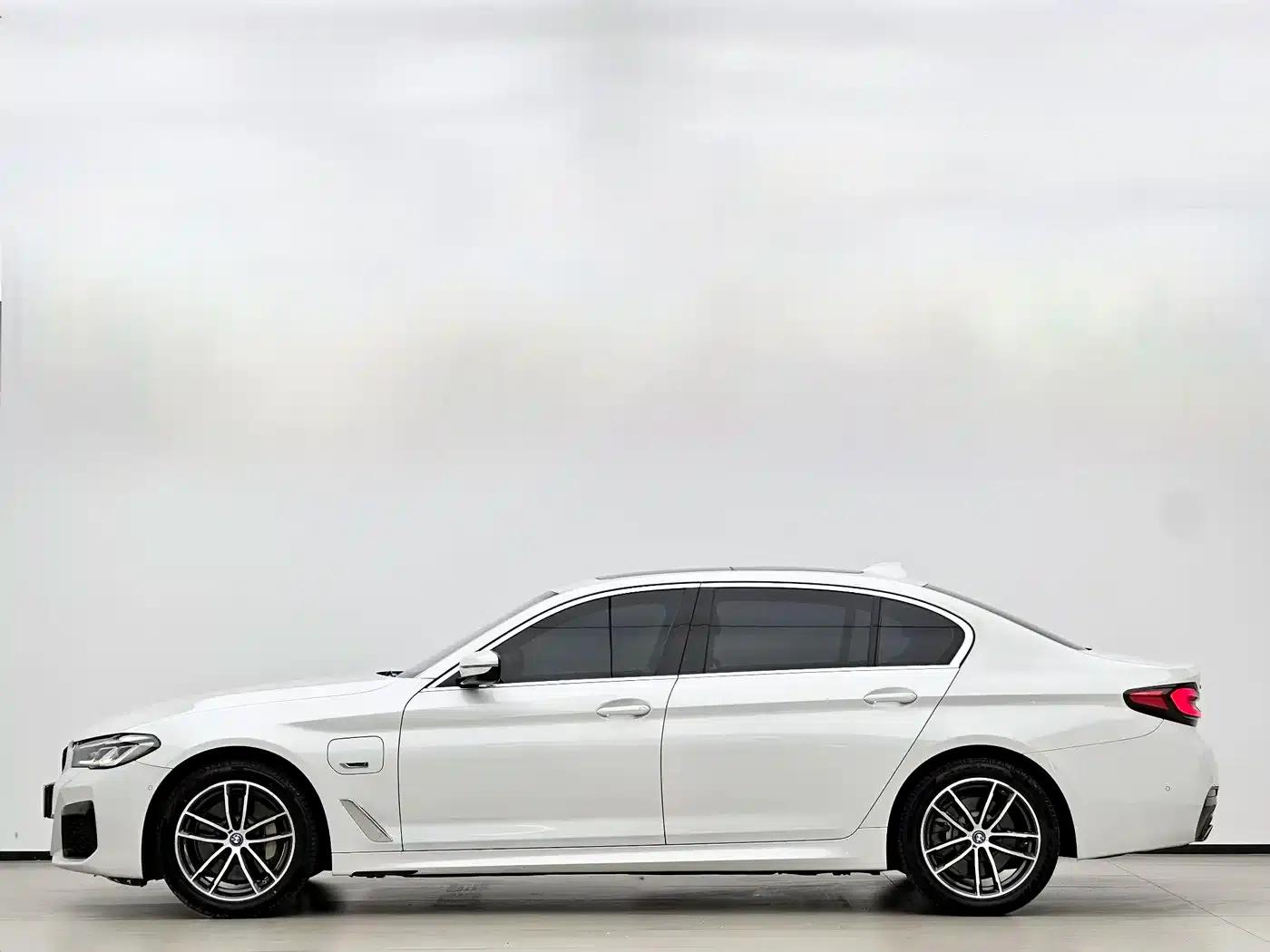 BMW 5 Series PHEV 2022 535Le M Sport Package — миниатюра 5