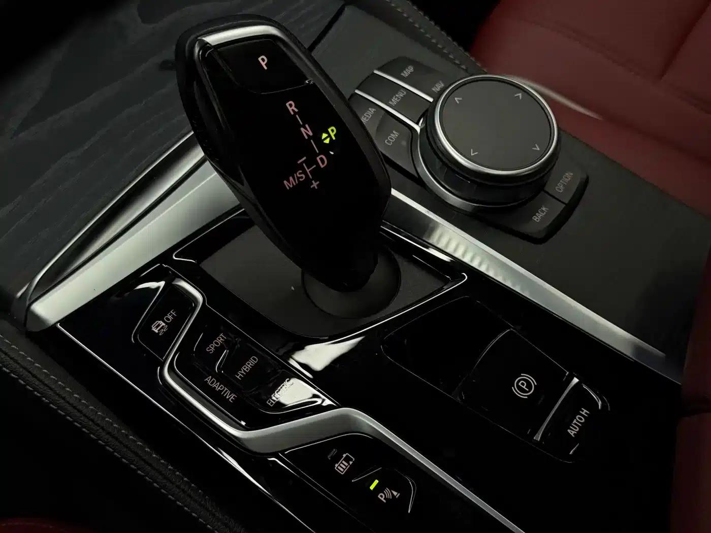 BMW 5 Series PHEV 2021 535Le M Sport Package — миниатюра 10