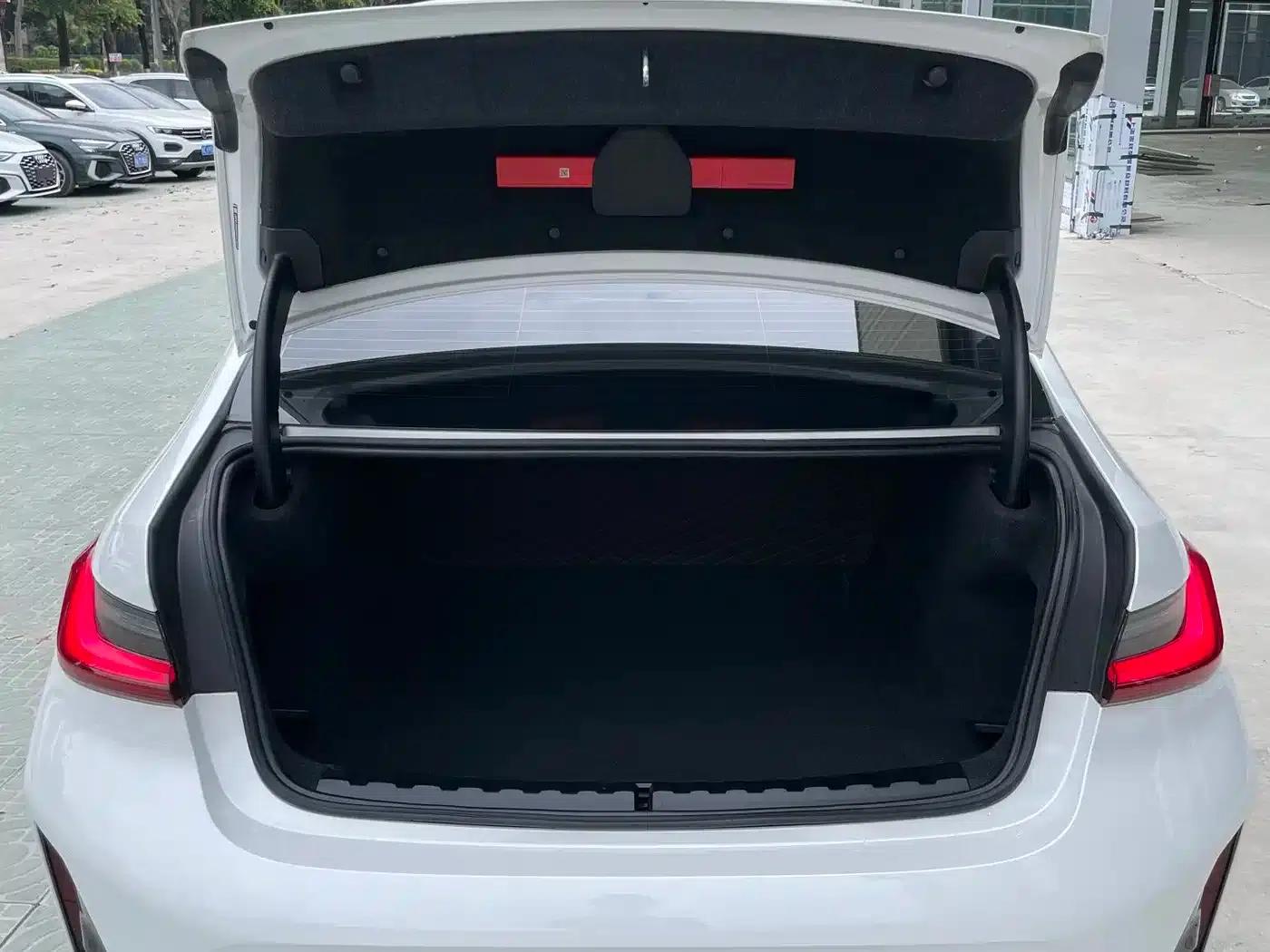 2023 BMW 3 Series 320Li M Sport Package — миниатюра 25