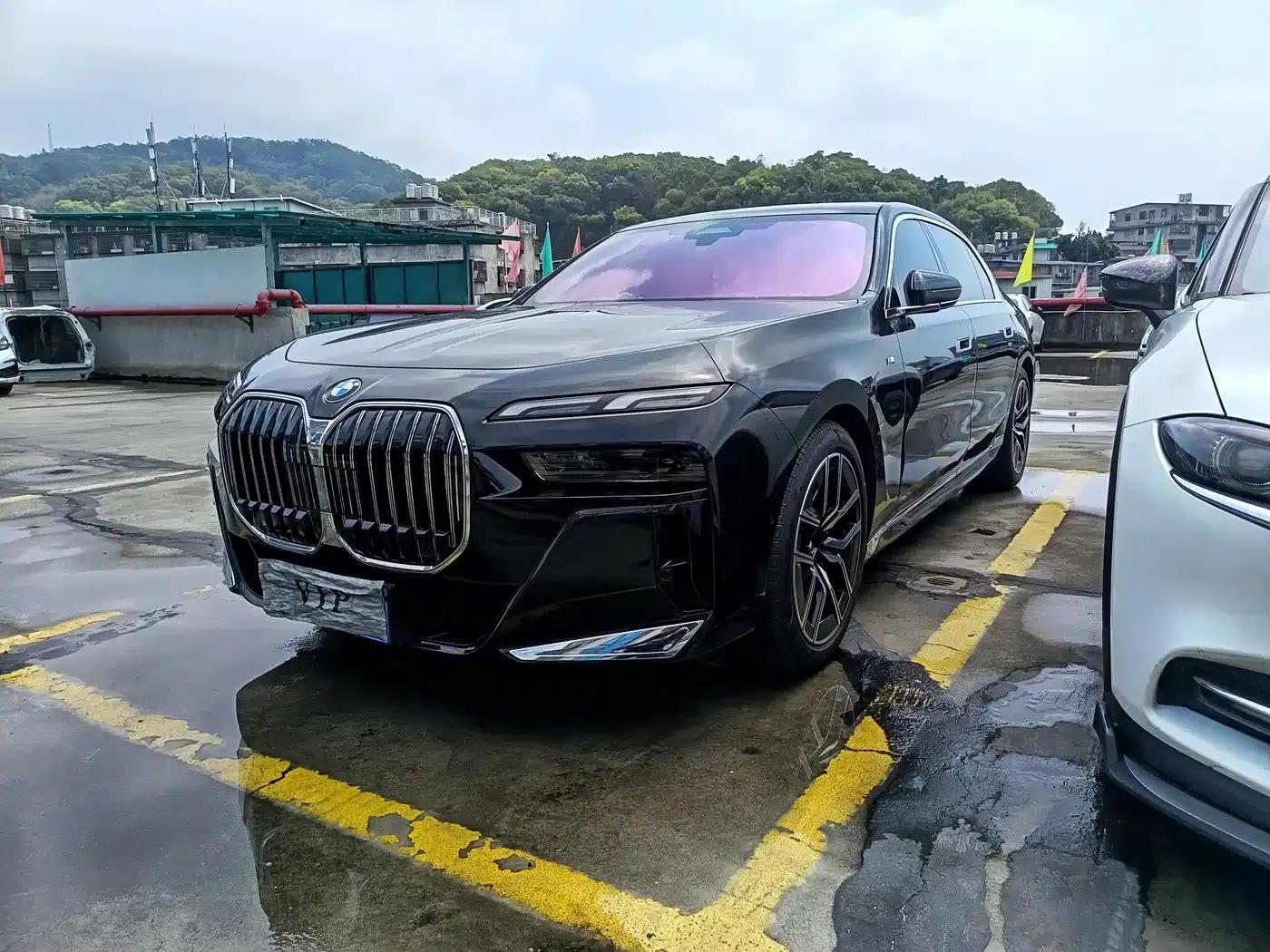 2023 BMW 7 Series 735Li M Sport Package — миниатюра 1