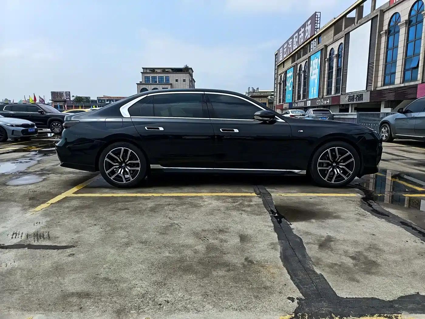 2023 BMW 7 Series 735Li M Sport Package — миниатюра 4