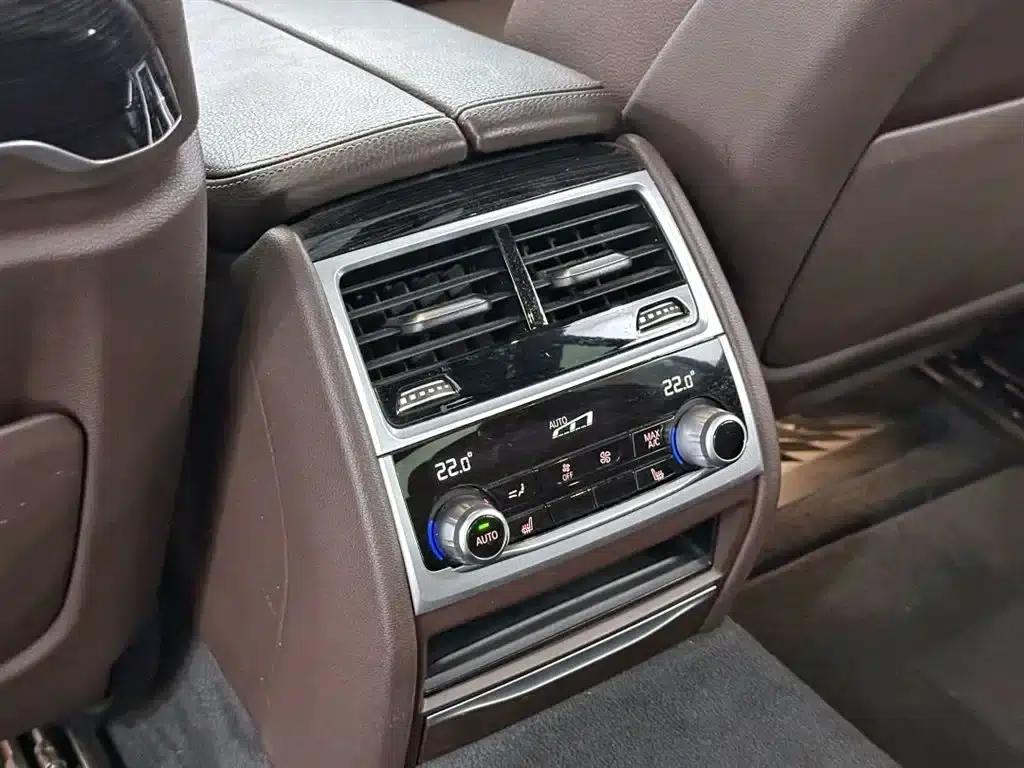 2018 BMW 7 Series 730Li Leading Edition M Sport Package — миниатюра 16