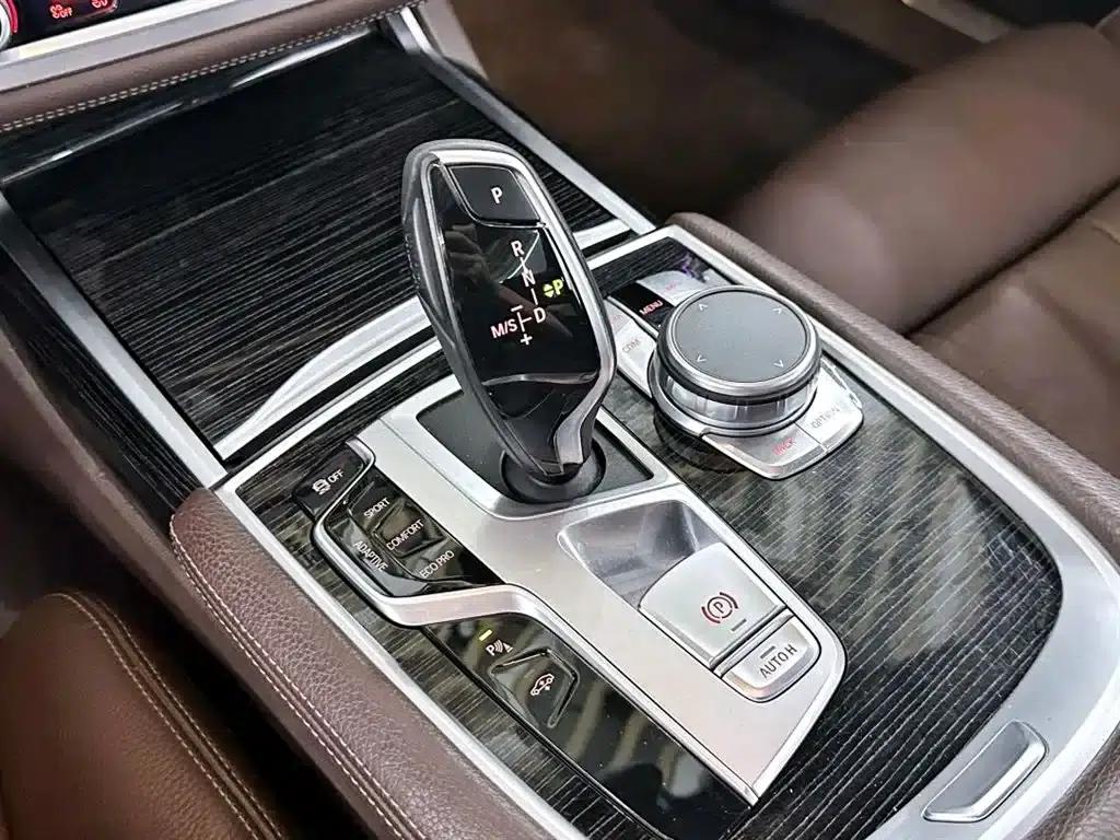 2018 BMW 7 Series 730Li Leading Edition M Sport Package — миниатюра 18