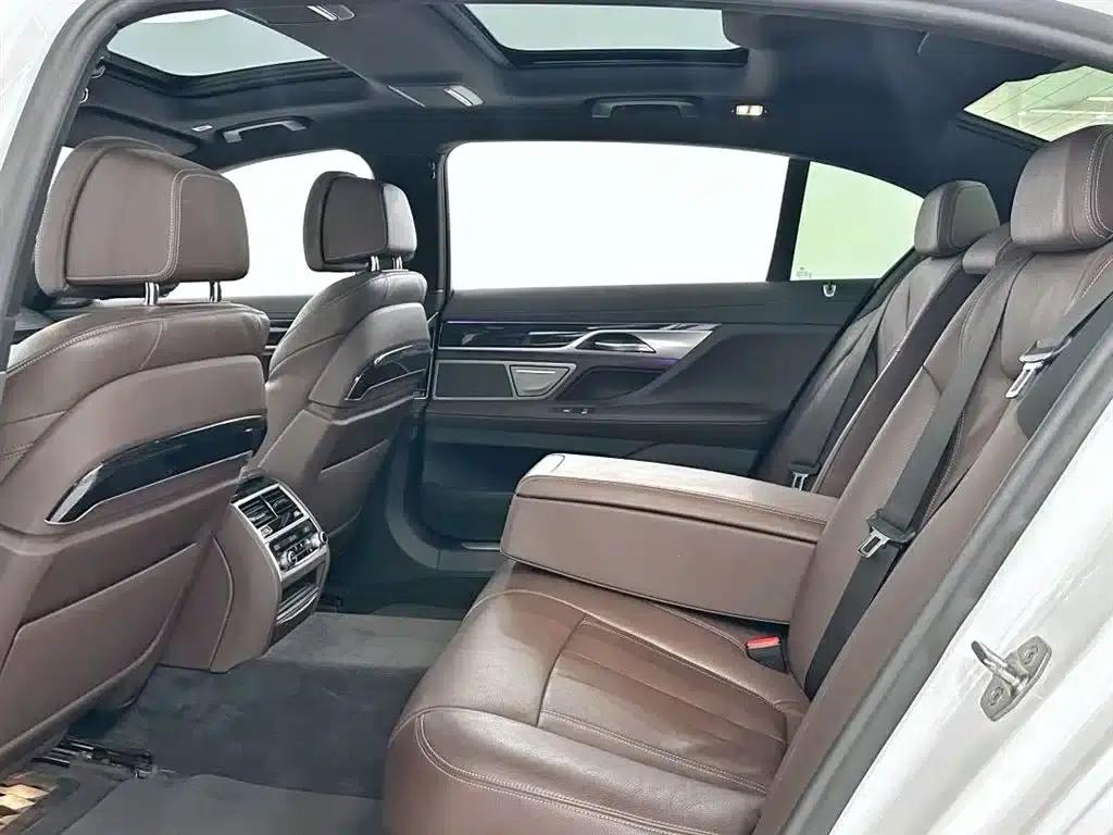 2018 BMW 7 Series 730Li Leading Edition M Sport Package — миниатюра 9