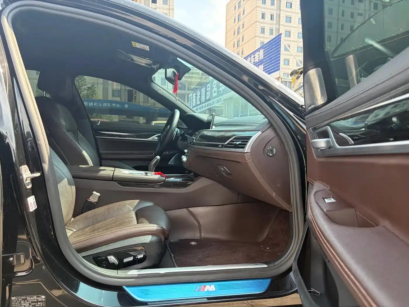 2018 BMW 7 Series 730Li Leading Edition M Sport Package — миниатюра 11