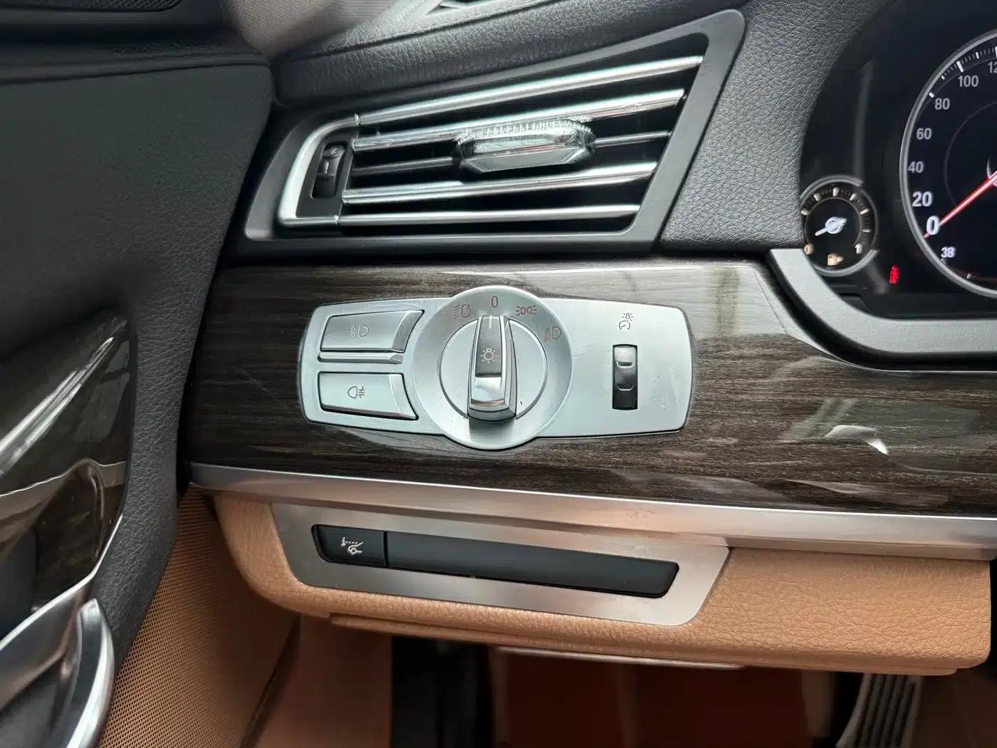 2013 BMW 7 Series 740Li Leading Edition — миниатюра 11