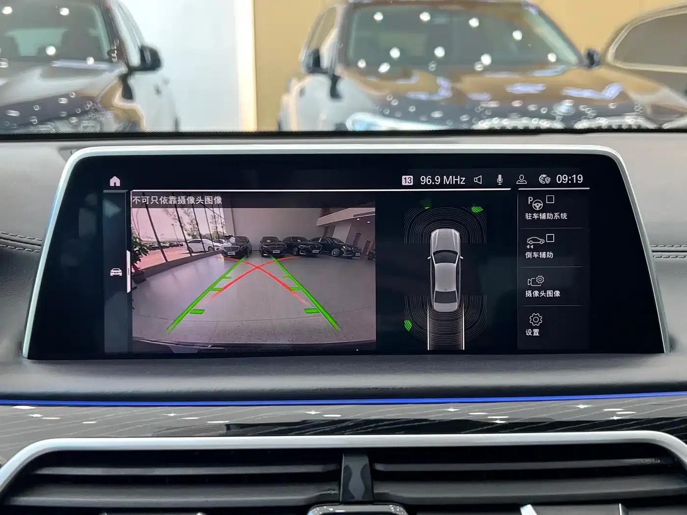 2019 BMW 7 Series 740Li Leading Edition M Sport Package — миниатюра 11