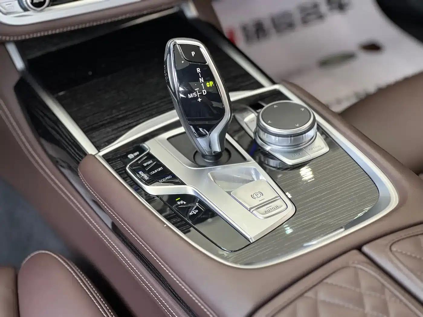 2019 BMW 7 Series 740Li Leading Edition M Sport Package — миниатюра 14