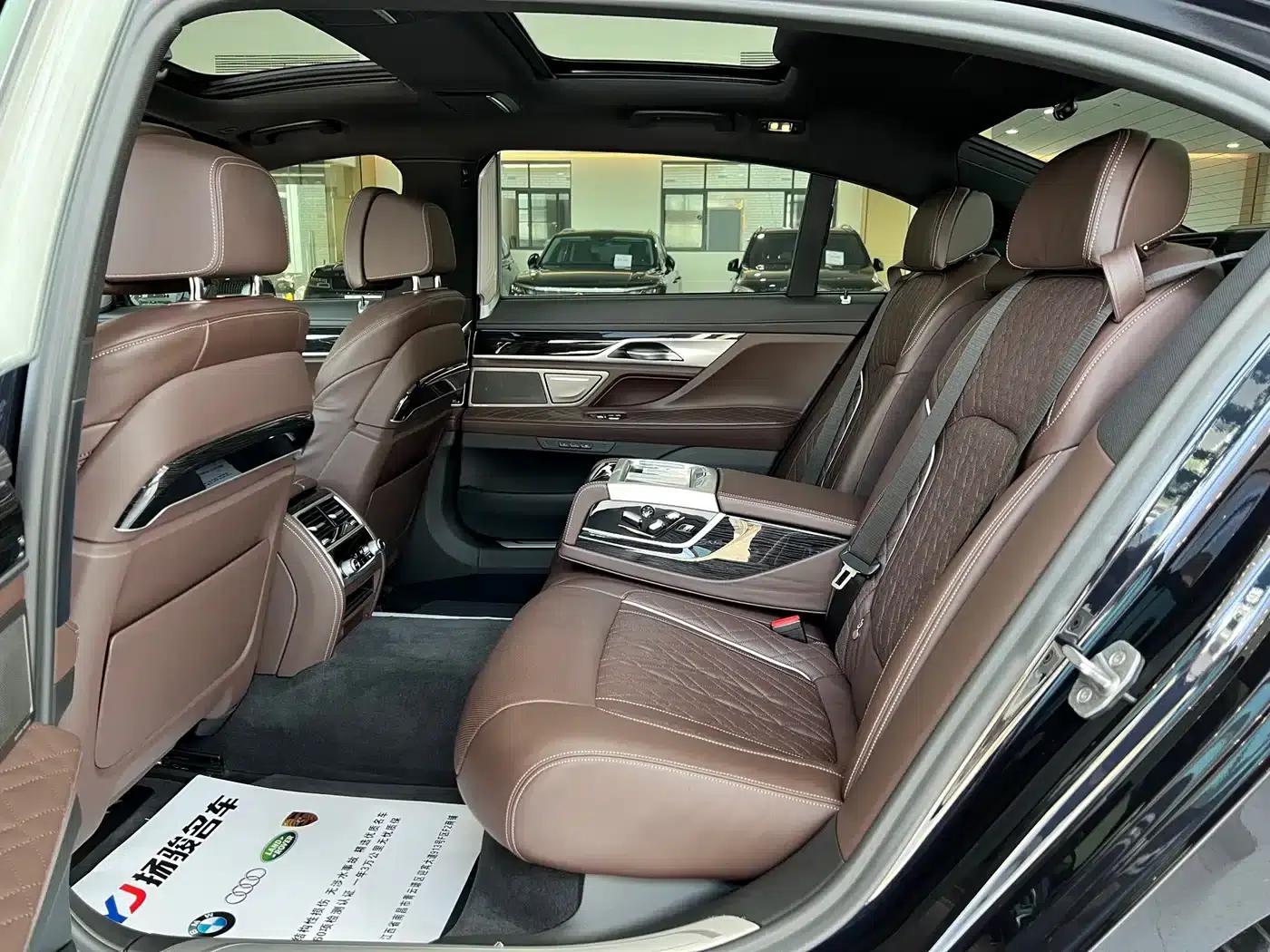 2019 BMW 7 Series 740Li Leading Edition M Sport Package — миниатюра 9