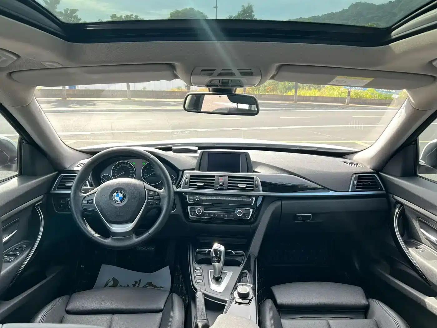 BMW 3 Series GT 2018 320i Fashion Edition — миниатюра 17