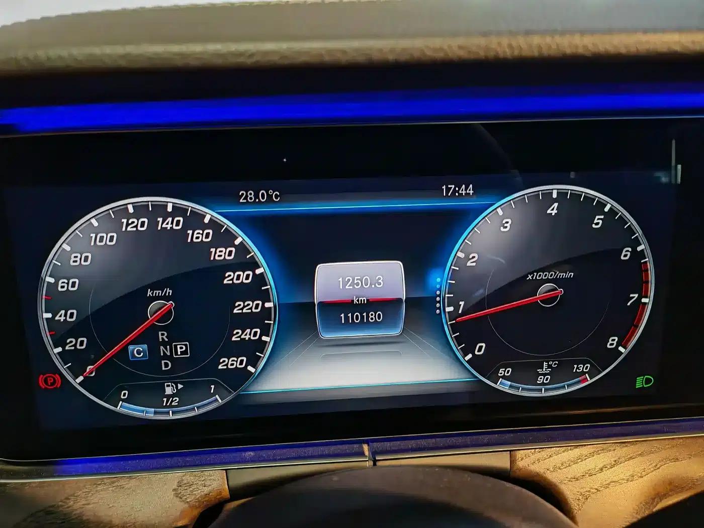 2016 Mercedes-Benz E-Class E 300 L Luxury — миниатюра 5