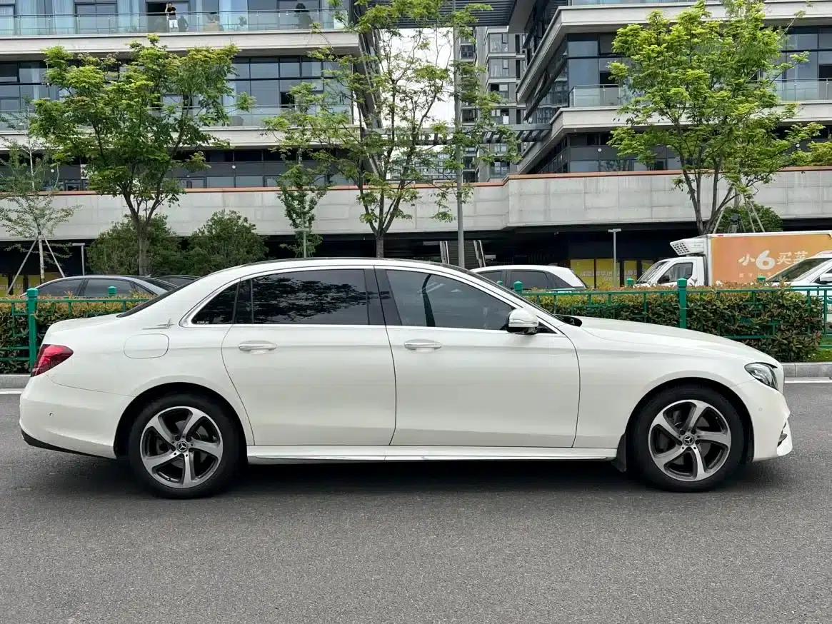 2016 Mercedes-Benz E-Class E 300 L Sport Luxury — миниатюра 18