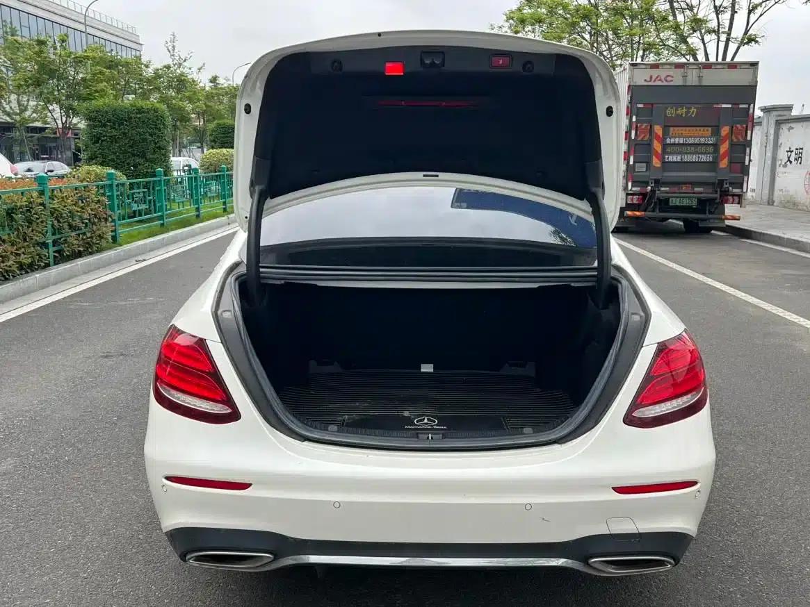 2016 Mercedes-Benz E-Class E 300 L Sport Luxury — миниатюра 21