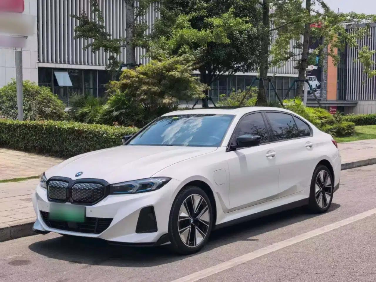 BMW i3 2025 eDrive 40 L Midnight Sports Package — миниатюра 1
