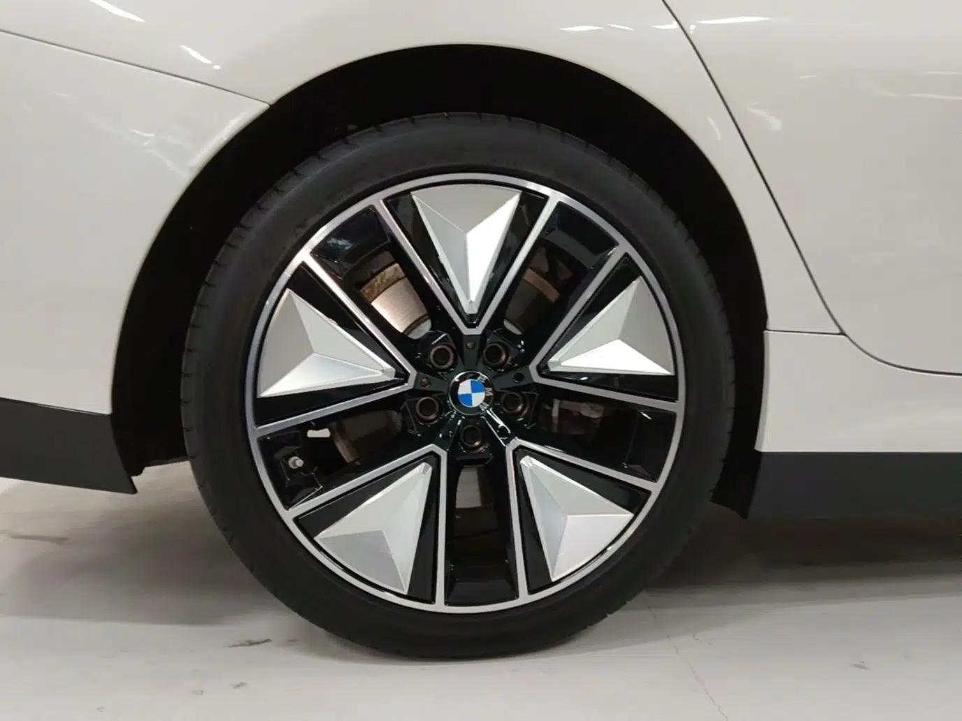 BMW i3 2025 eDrive 40 L Midnight Sports Package — миниатюра 11
