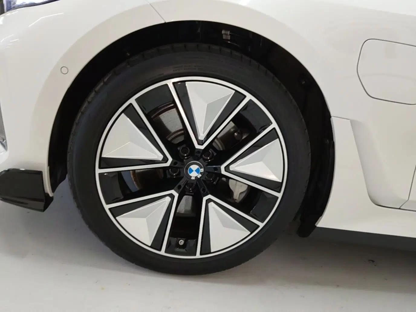 BMW i3 2025 eDrive 40 L Midnight Sports Package — миниатюра 10