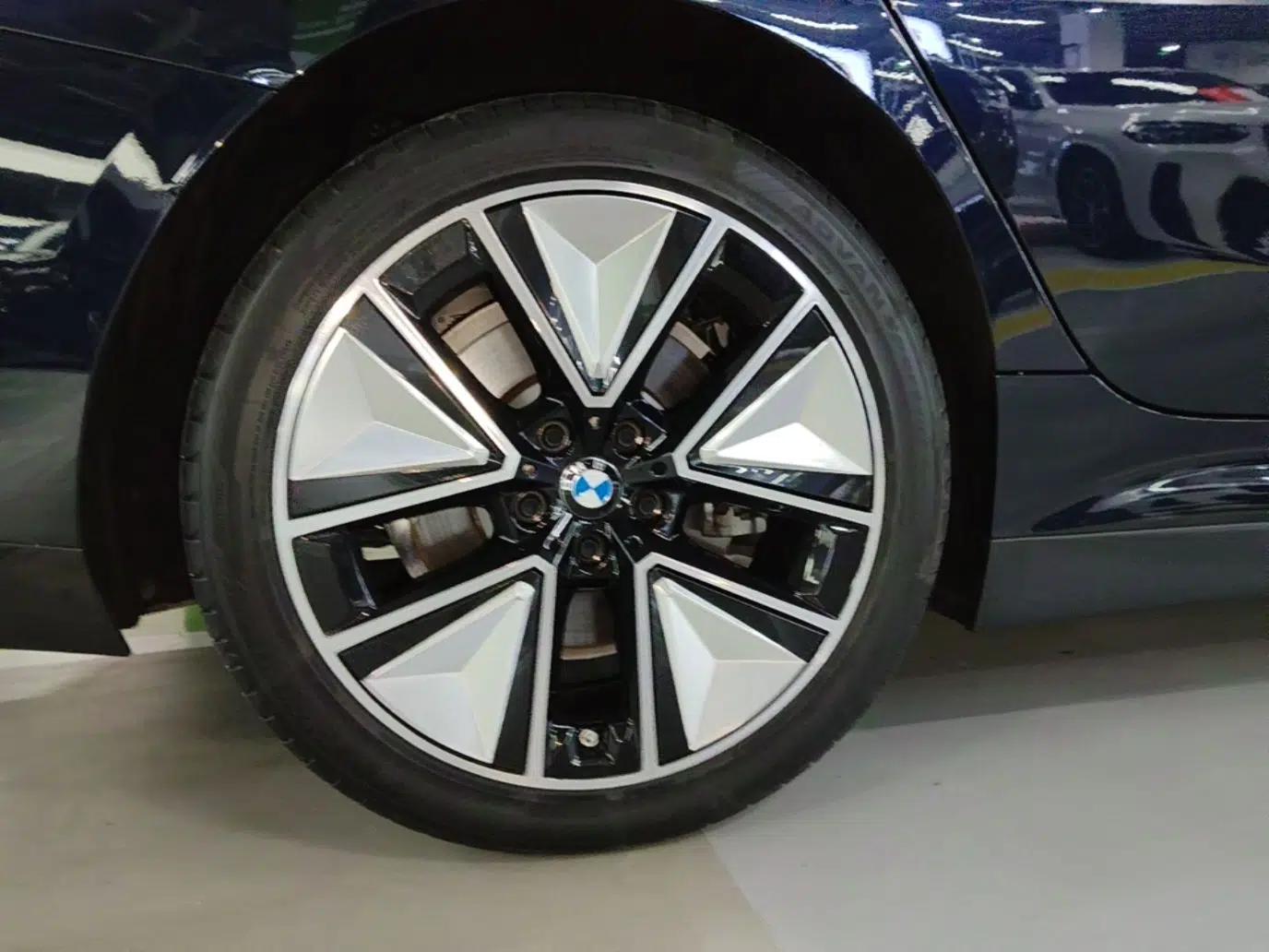 BMW i3 2025 eDrive 40 L Midnight Sports Package — миниатюра 11