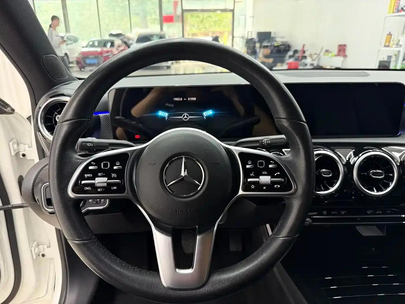 2022 Mercedes-Benz A-Class A 180 L Sport Sedan — миниатюра 15