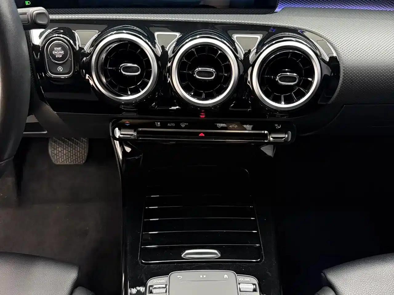 2022 Mercedes-Benz A-Class A 180 L Sport Sedan — миниатюра 17