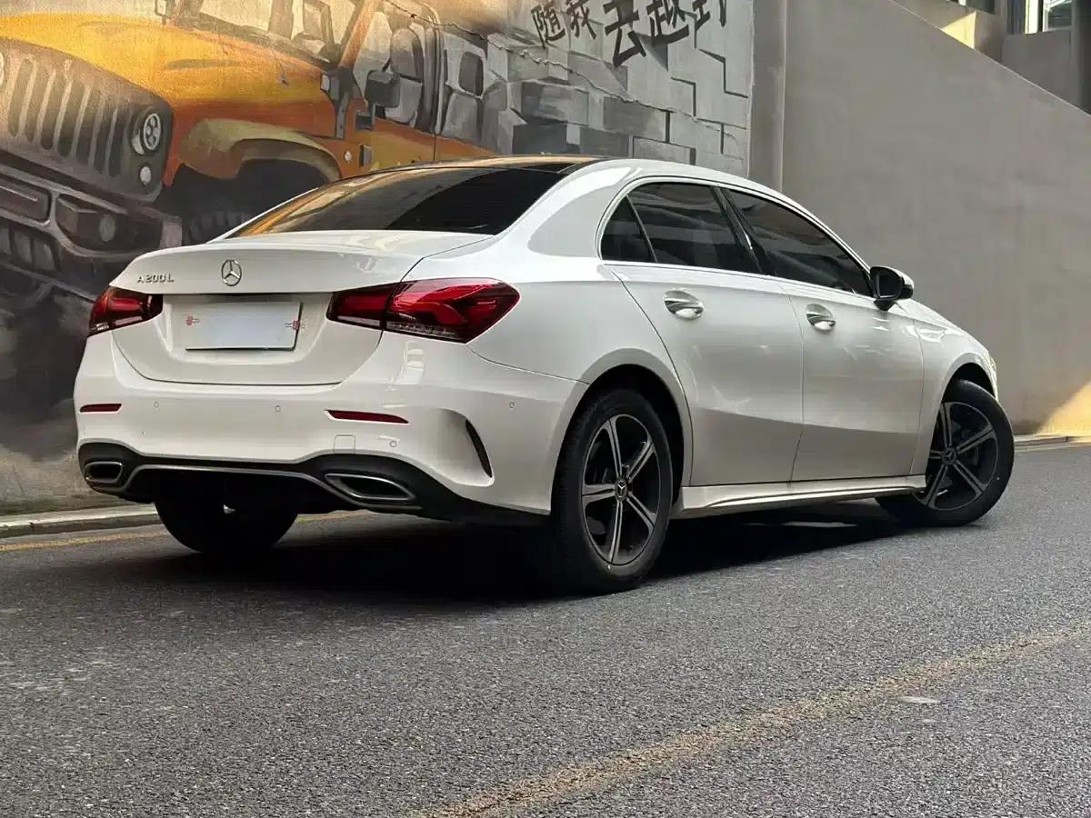 2023 Mercedes-Benz A-Class A 200 L Fashion Edition — миниатюра 2