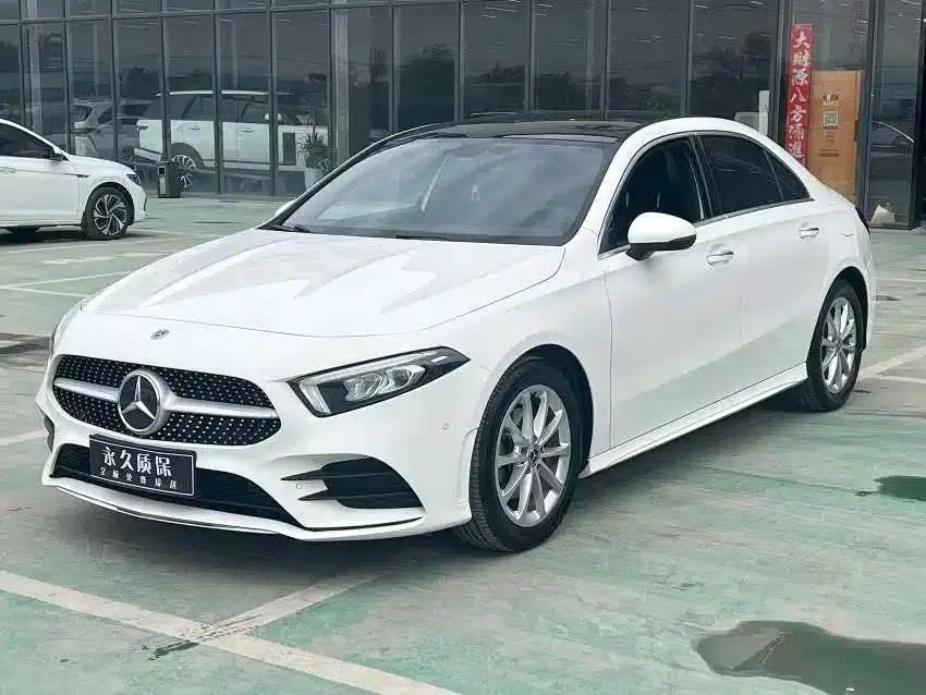 Mercedes-Benz A-Class 2020 Facelift A 200 L Sport Sedan Fashion Model — миниатюра 1