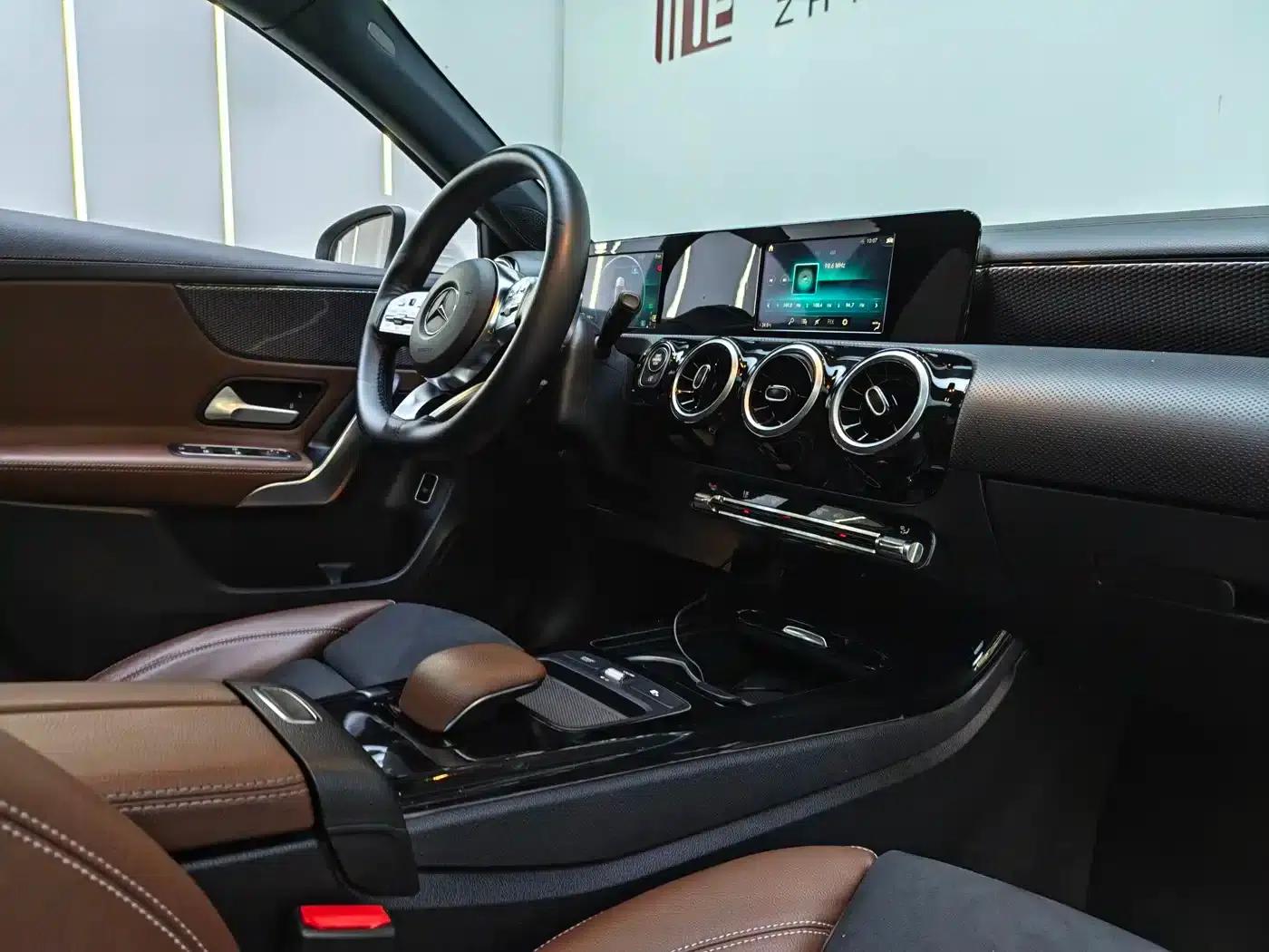 2019 Mercedes-Benz A-Class A 180 L Sport Sedan — миниатюра 17