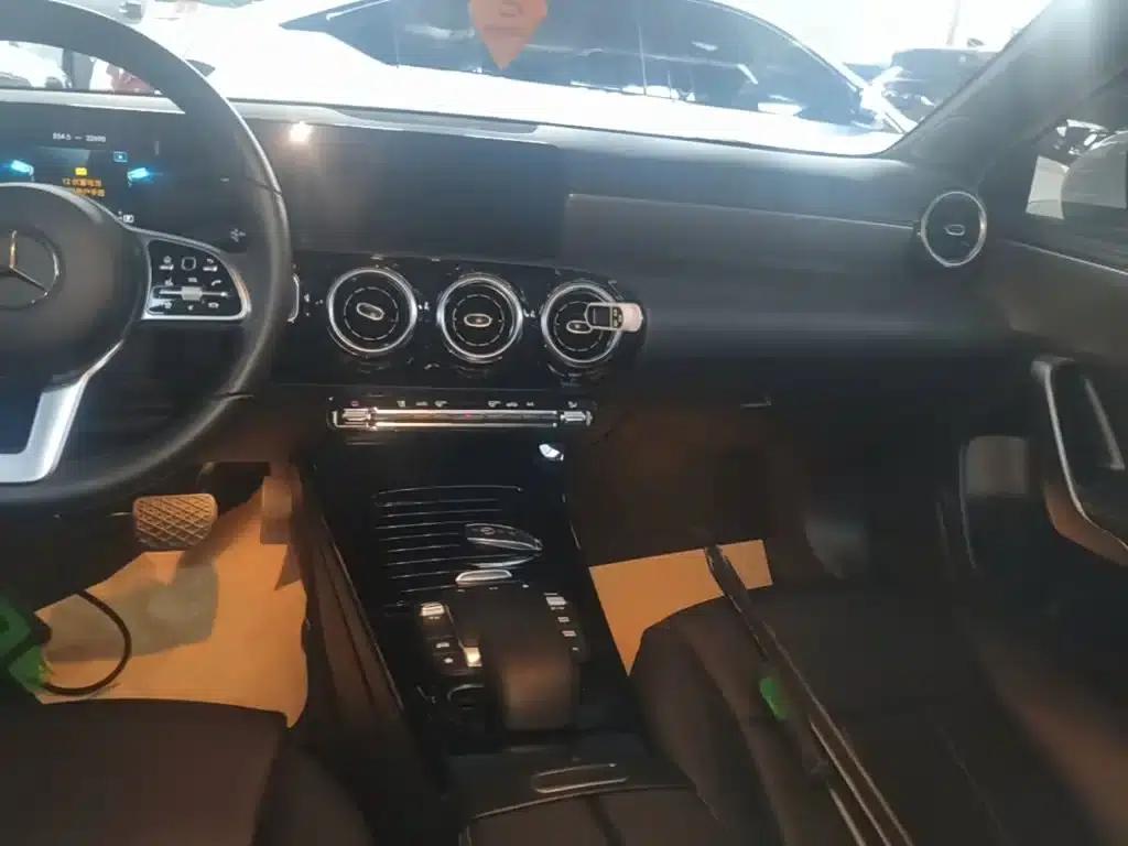 Mercedes-Benz A-Class 2022 Facelift A 180 L Sport Sedan — миниатюра 13