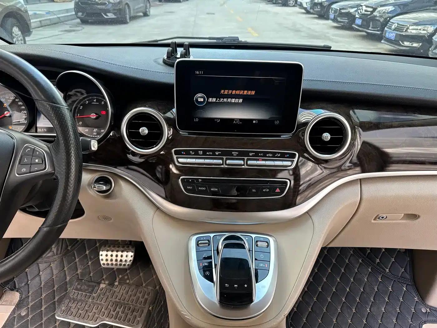 Mercedes-Benz V-Class 2018 V 260 L Premium Extended Edition (China V Emission Standard) — миниатюра 10