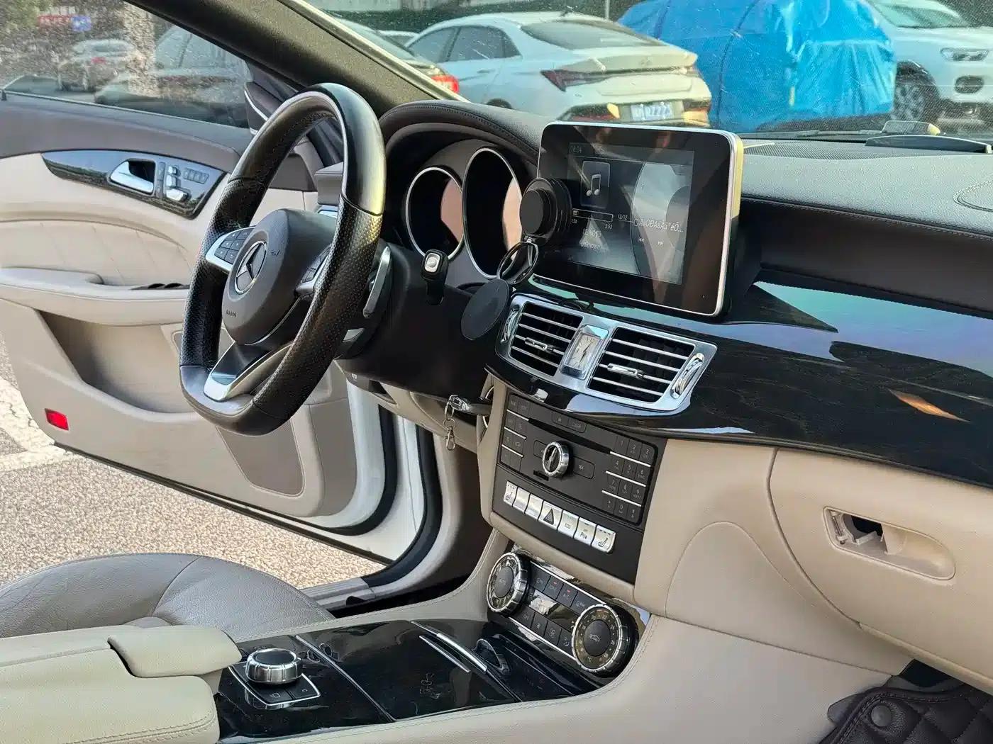 Mercedes-Benz CLS 2017 CLS 260 Colorful Edition — миниатюра 3