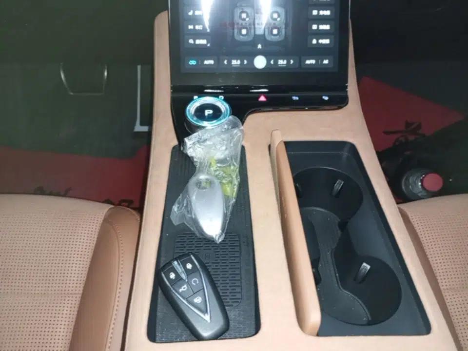 VOYAH PASSION 2024 PHEV Four-Wheel Drive Ultra-Long Range Flagship Model — миниатюра 16