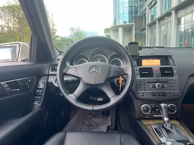 Mercedes-Benz C-Class 2011 C 200 CGI Fashion Model — миниатюра 11
