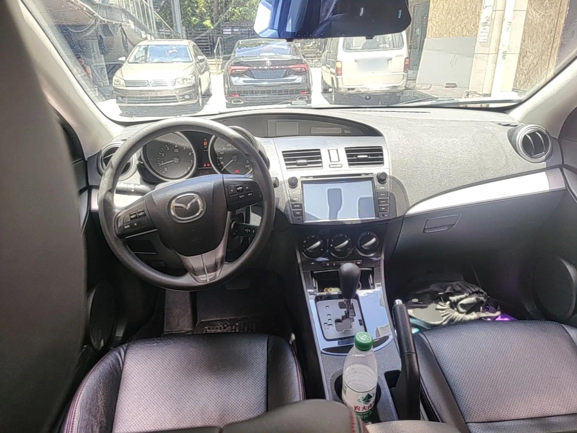 Mazda 3 2015 Sedan 1.6L Automatic Elite Model — миниатюра 12