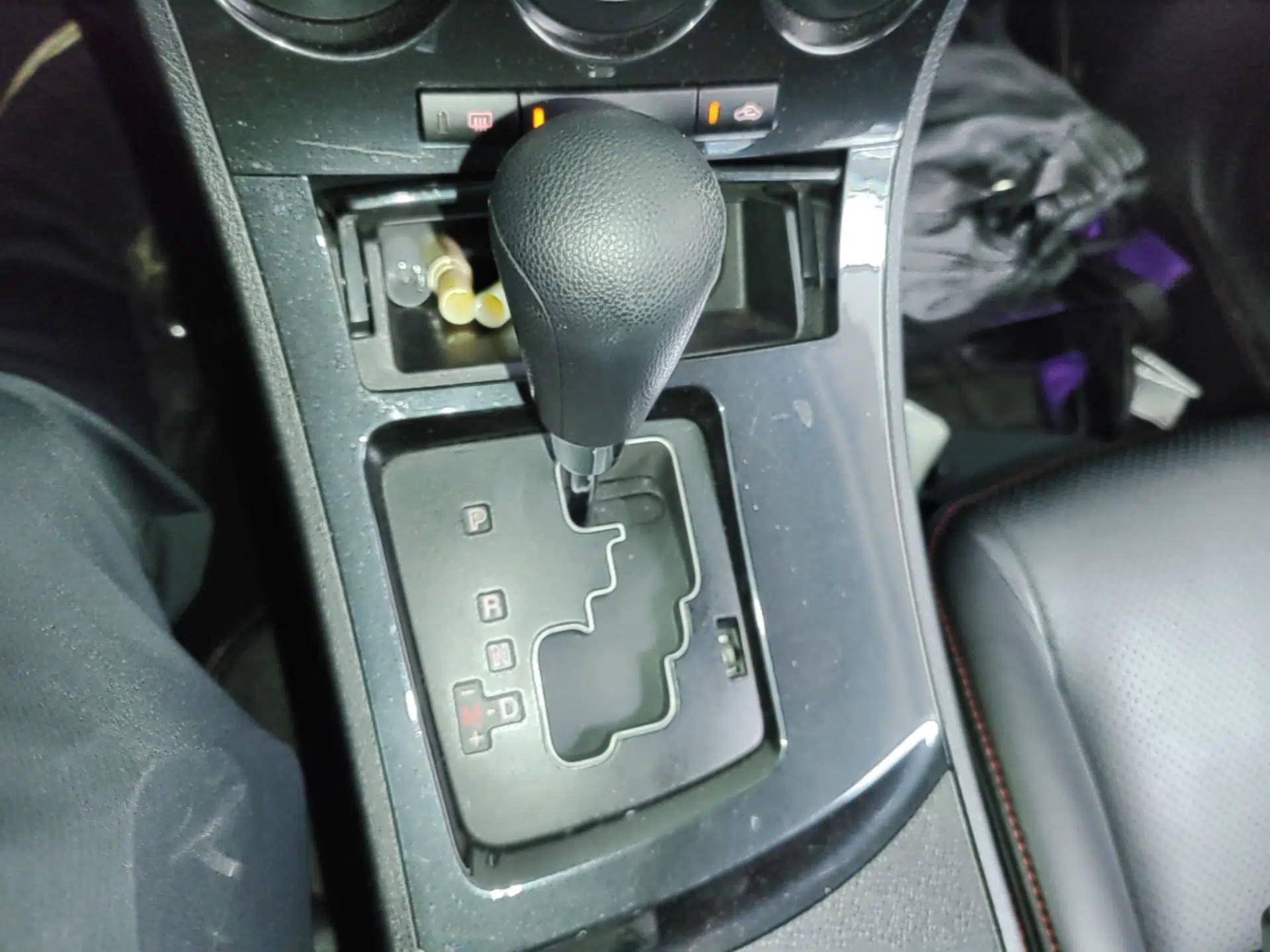 Mazda 3 2015 Sedan 1.6L Automatic Elite Model — миниатюра 16