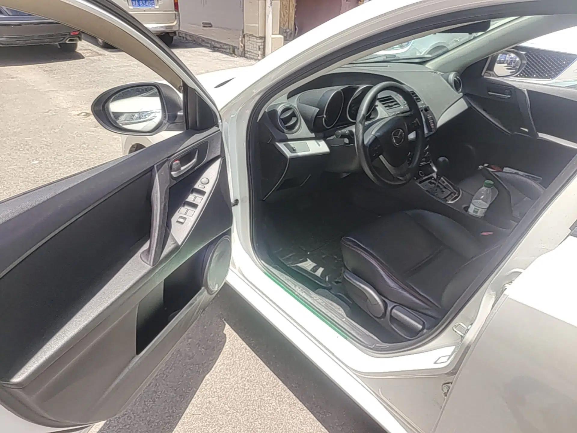 Mazda 3 2015 Sedan 1.6L Automatic Elite Model — миниатюра 18