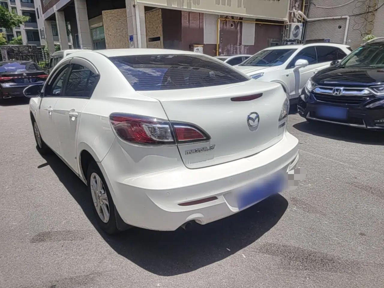 Mazda 3 2015 Sedan 1.6L Automatic Elite Model — миниатюра 4