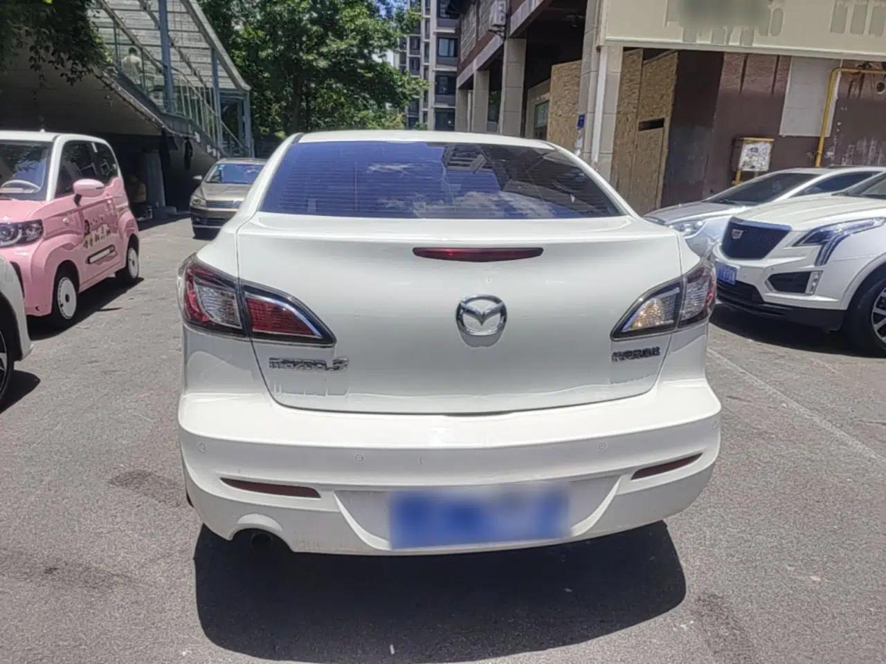 Mazda 3 2015 Sedan 1.6L Automatic Elite Model — миниатюра 5