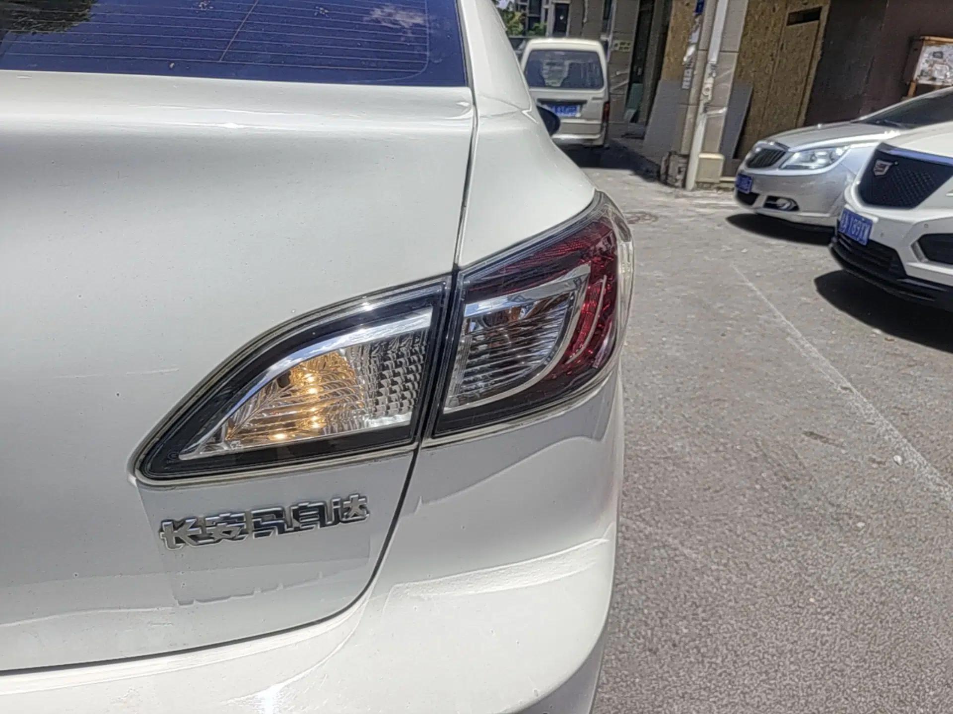 Mazda 3 2015 Sedan 1.6L Automatic Elite Model — миниатюра 9