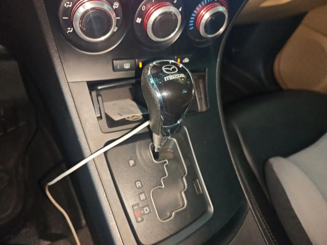 Mazda 3 2011 Sedan 1.6L Automatic Comfort Model — миниатюра 14