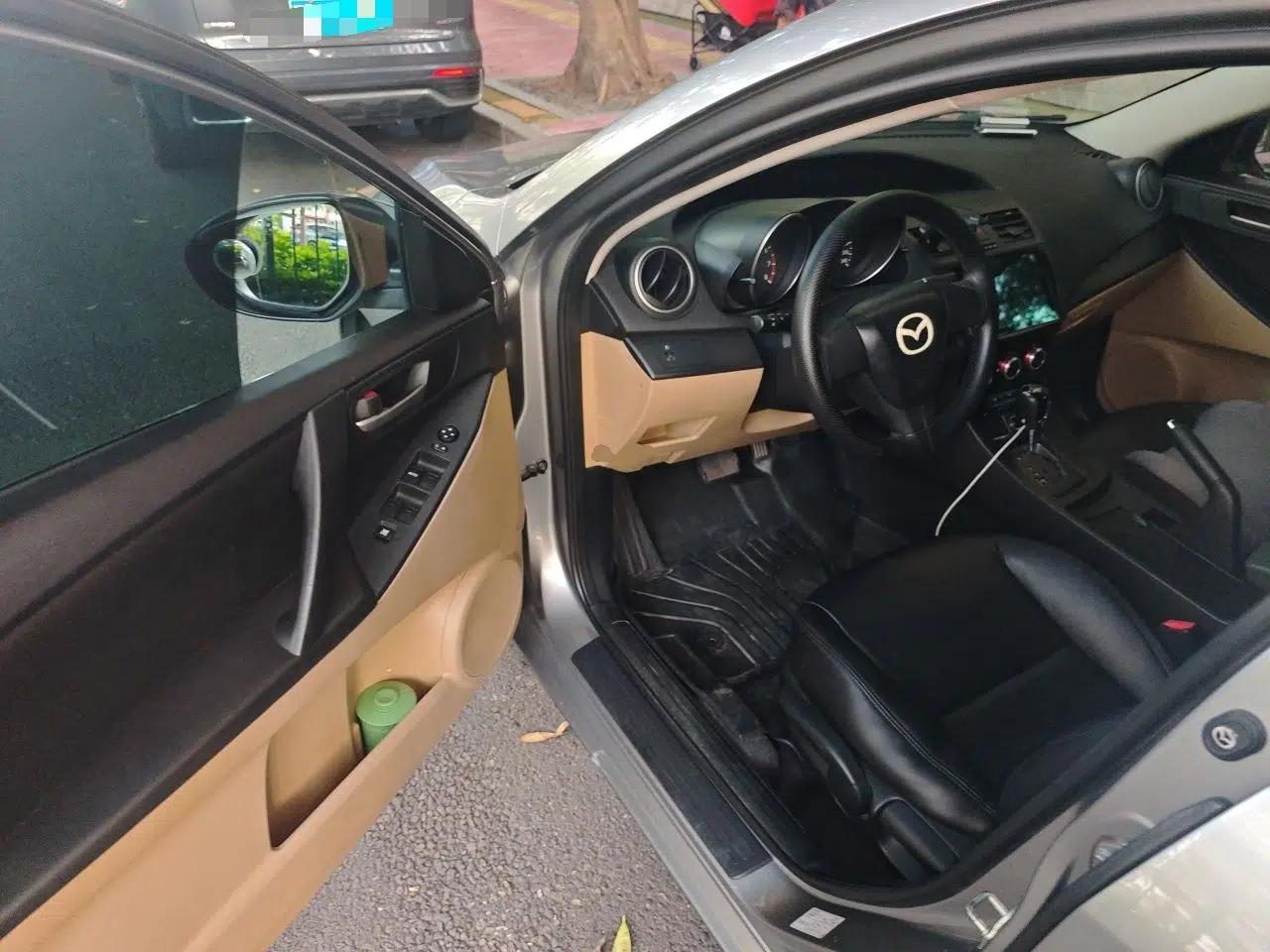 Mazda 3 2011 Sedan 1.6L Automatic Comfort Model — миниатюра 16
