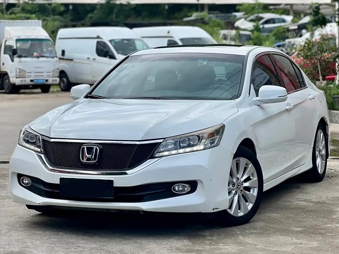 Accord 2016 2.4L EX New Year Limited Edition — миниатюра 1