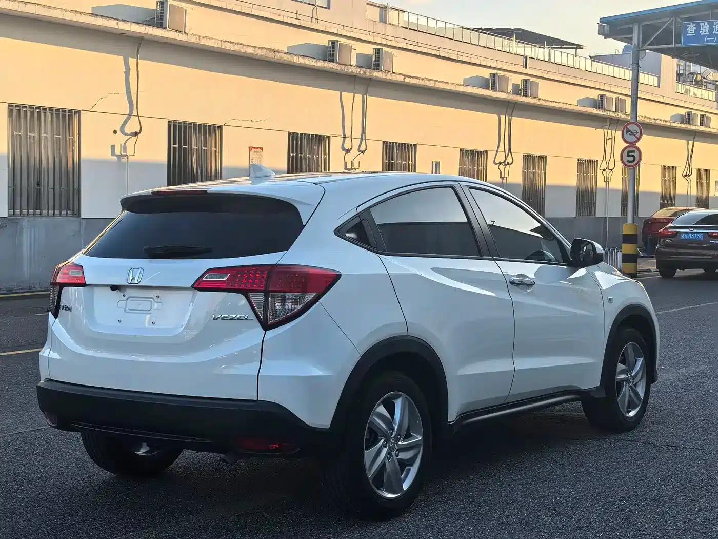 Vezel 2022 1.5L CVT Elite Smart Edition — миниатюра 13