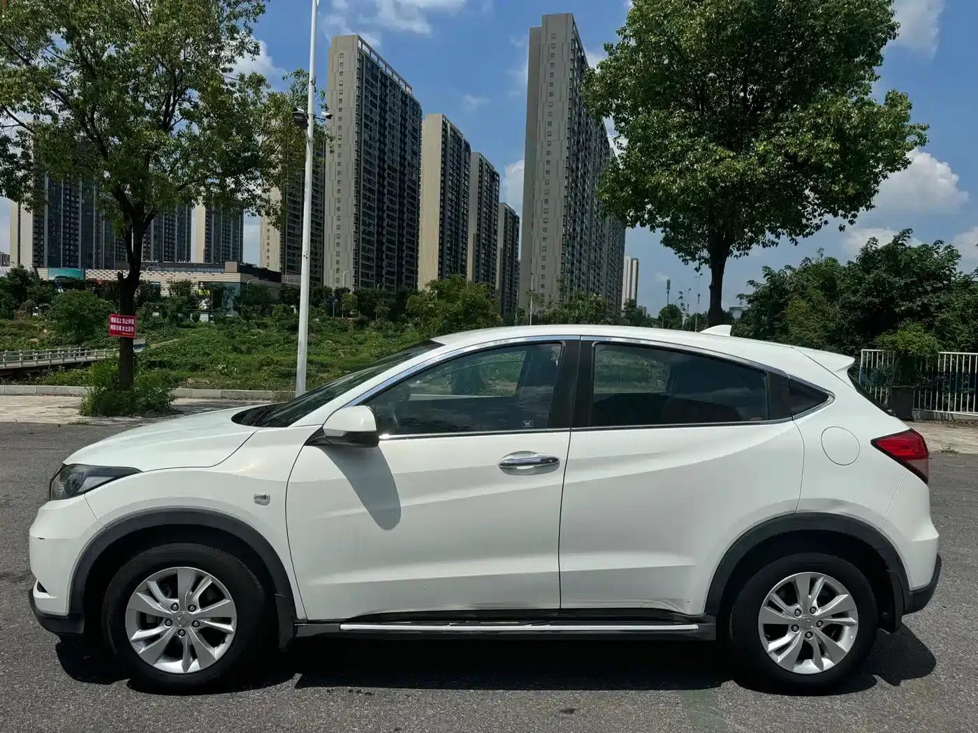 Vezel 2017 1.5L CVT 2WD Comfort Model — миниатюра 3
